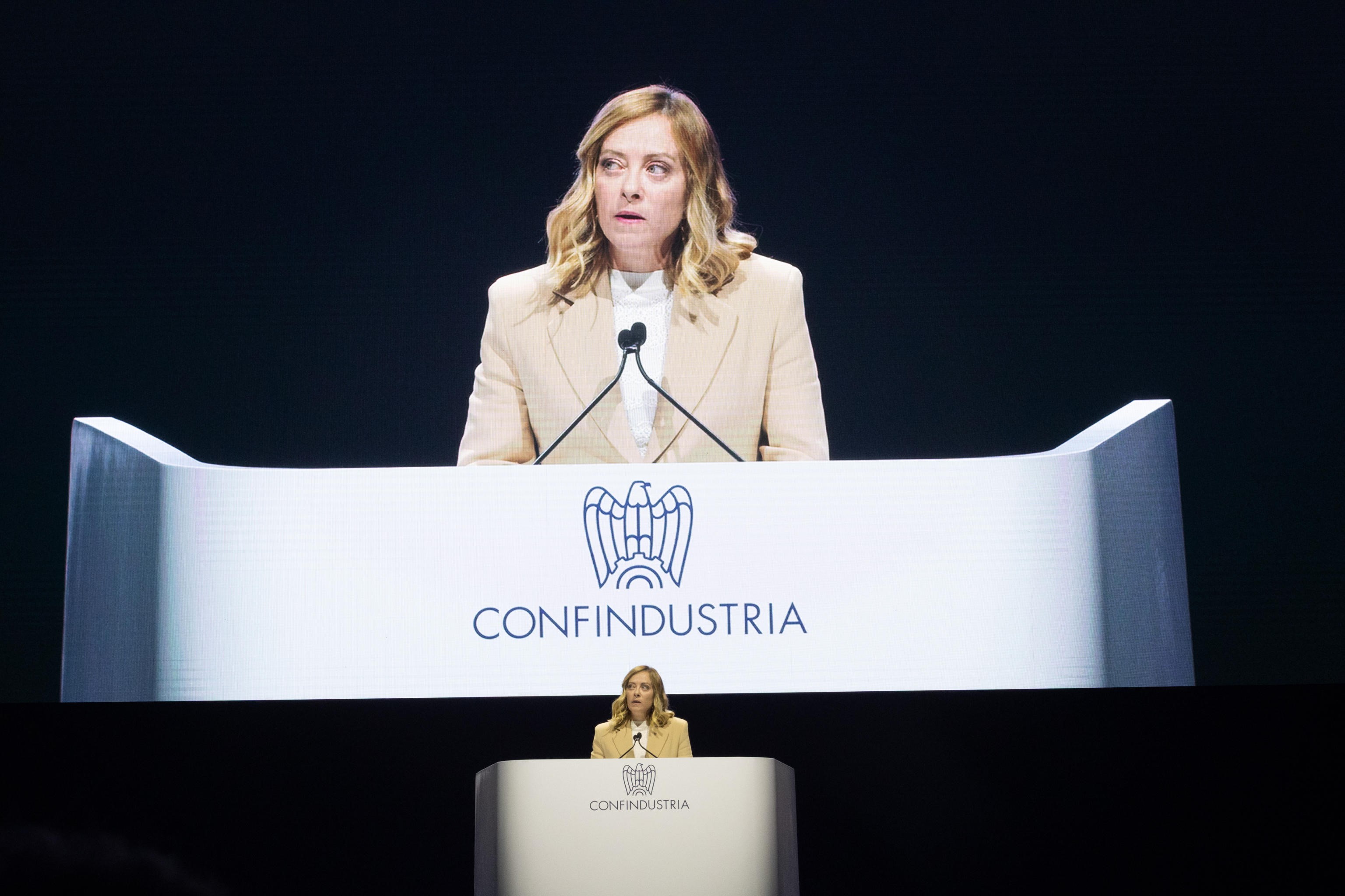 Meloni critica l’Unione europea sui dazi e l’energia