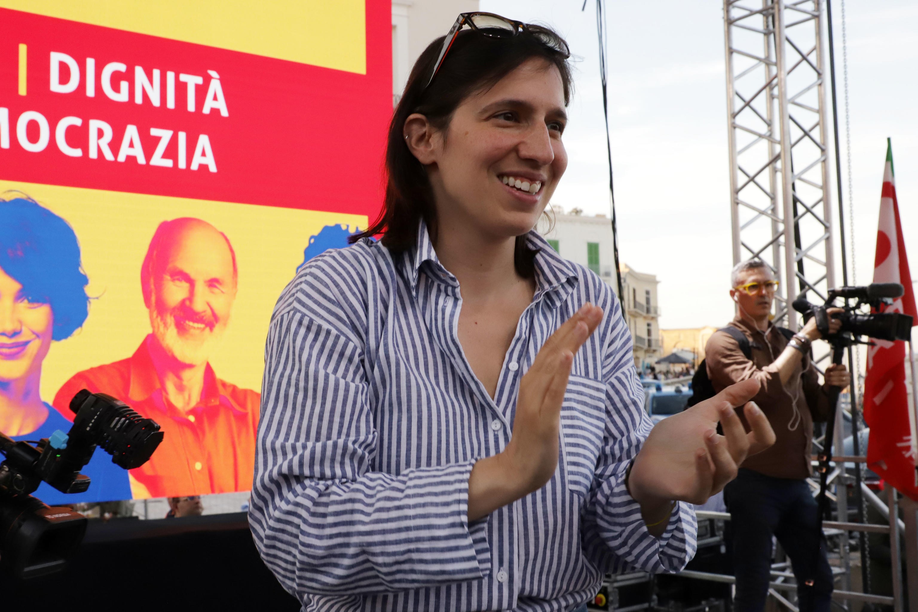 Elly Schlein si dimetta