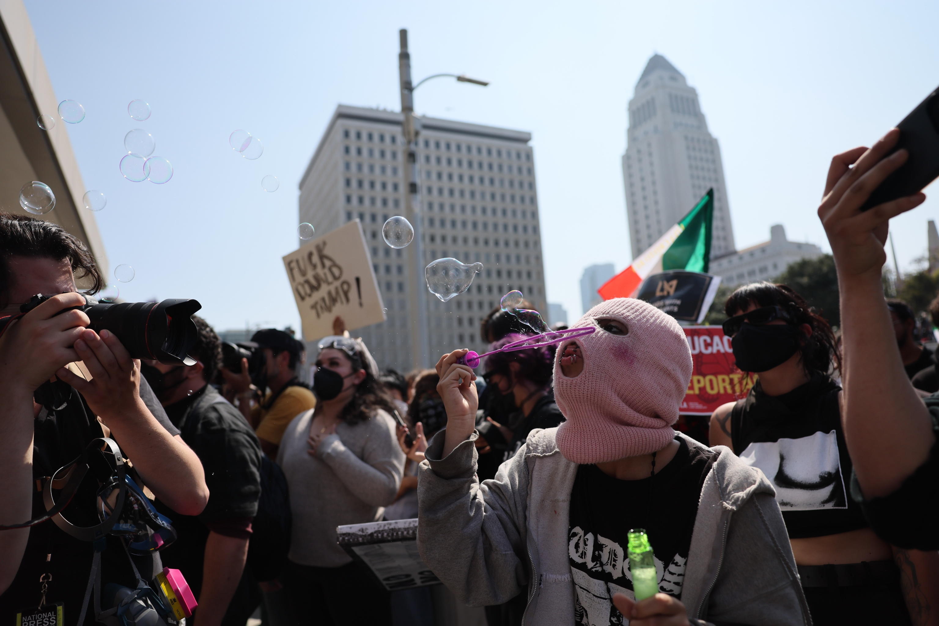 Los Angeles, sindaca contro Trump ma ordina coprifuoco