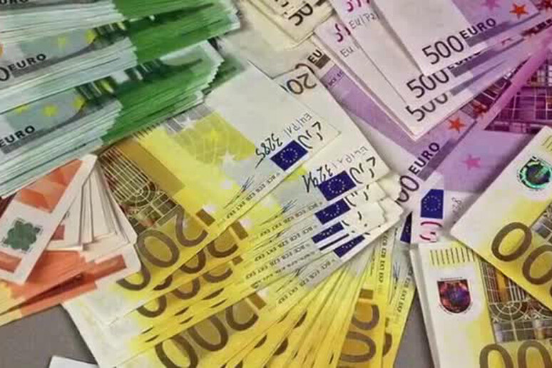 Torna il soldo sotto il mattone per timore di furti e falò elettronici