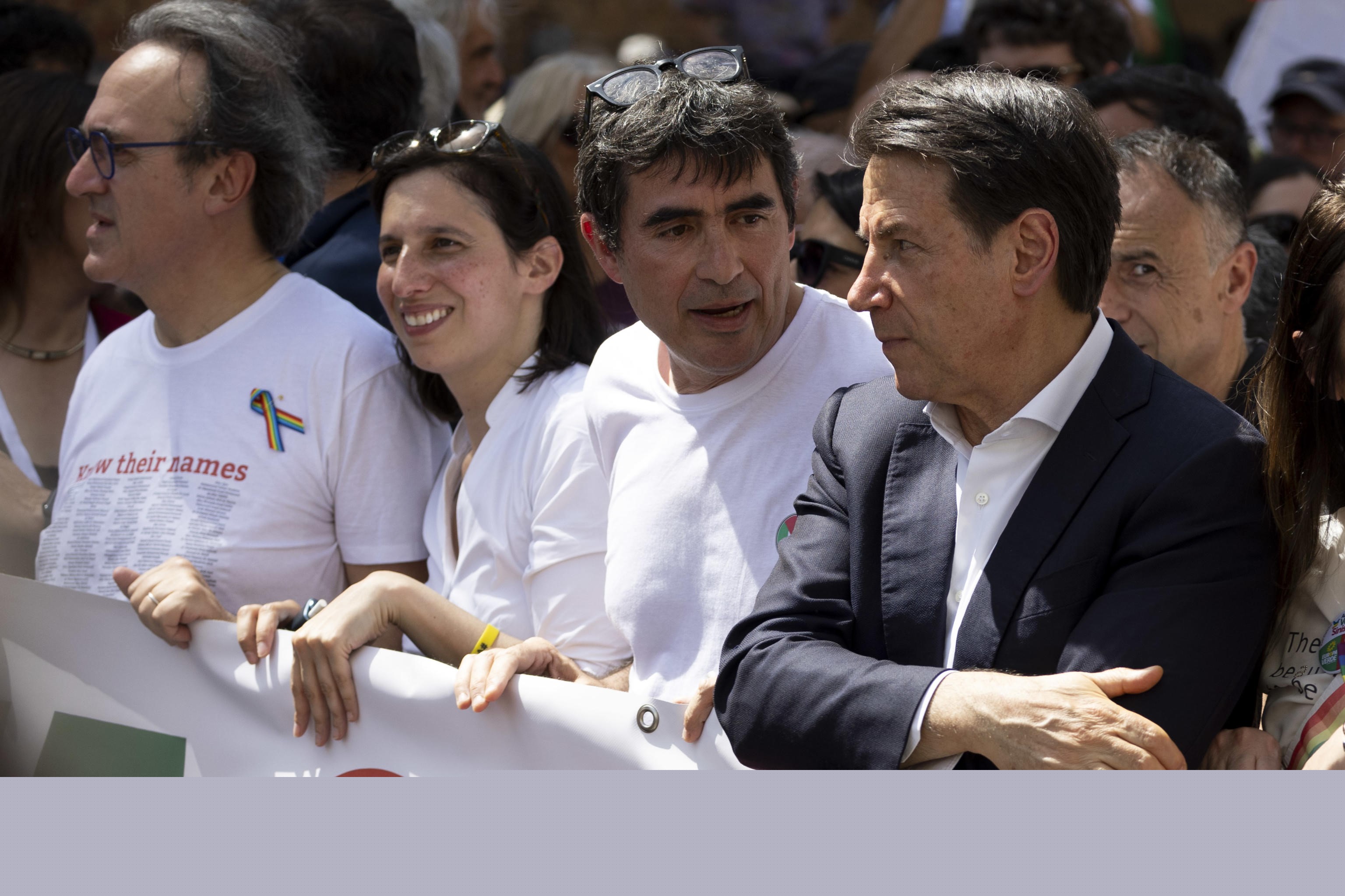 Giù le mani dall’Iran, grida la sinistra