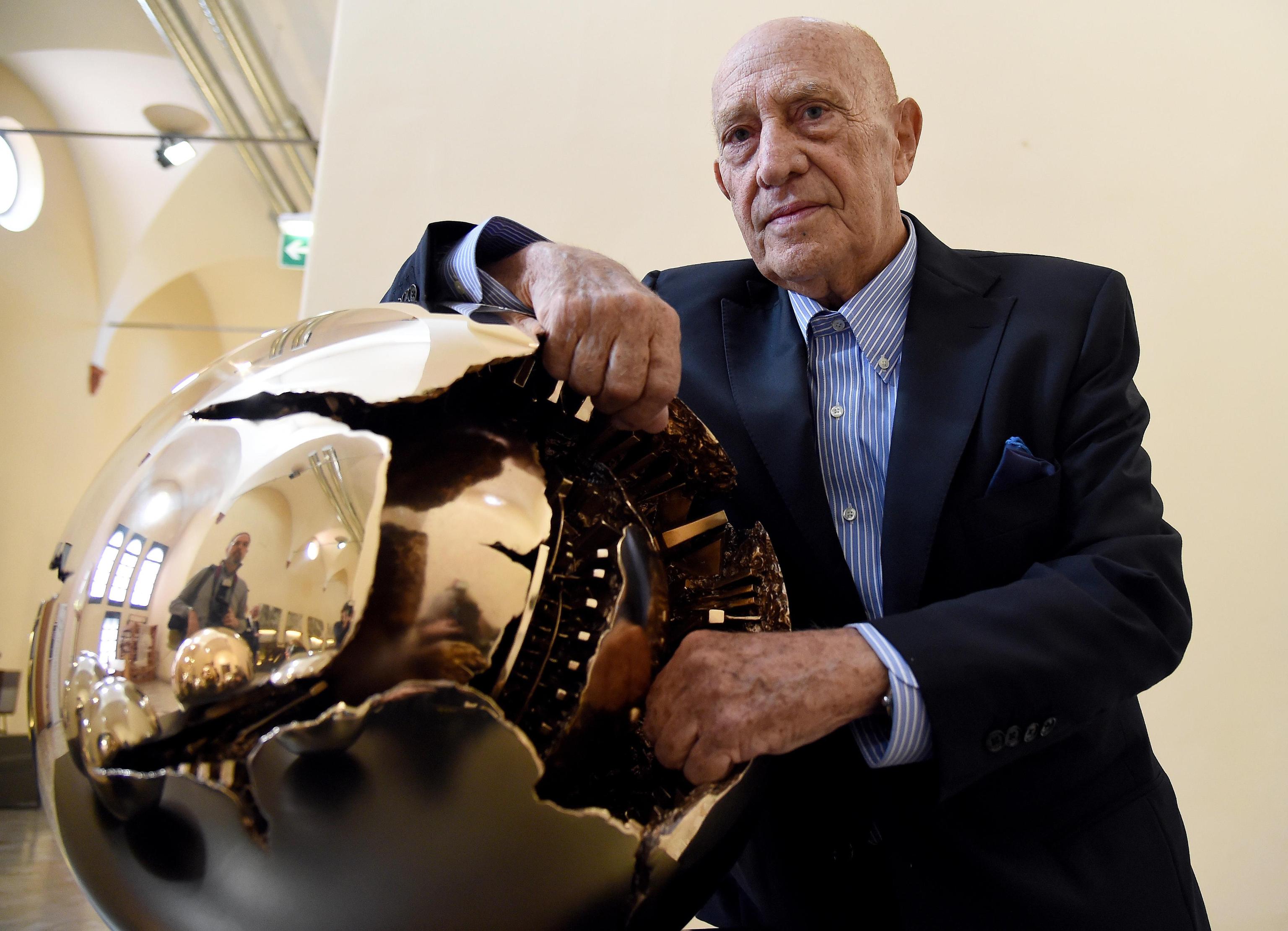 Addio ad Arnaldo Pomodoro, lo scultore delle iconiche sfere di bronzo