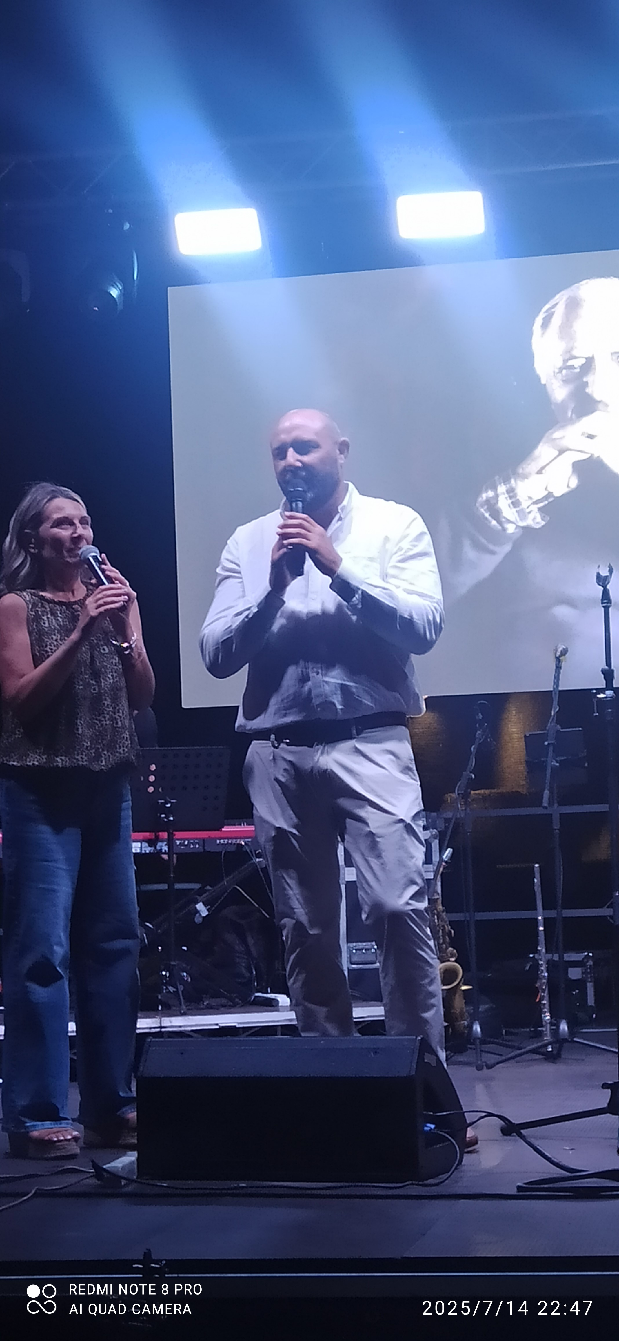 Mogol sul palco racconta Battisti: “Cantare insieme la migliore cura”