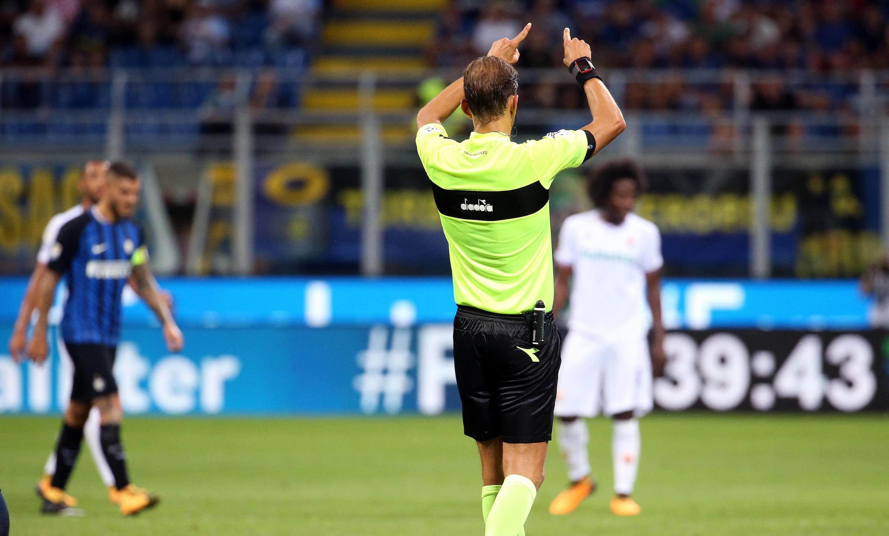 Calcio, mini rivoluzione: arbitri spiegheranno decisioni Var