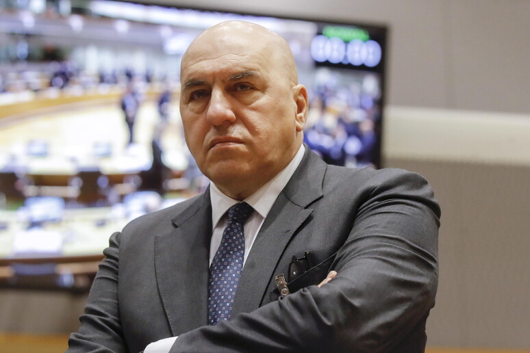 Crosetto: “Dal 9 agosto il lancio aereo di aiuti umanitari a Gaza”