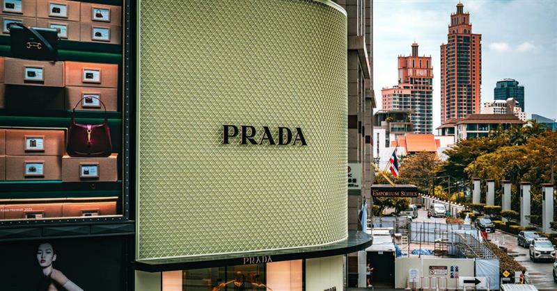 Il lusso arretra, la libertà resiste