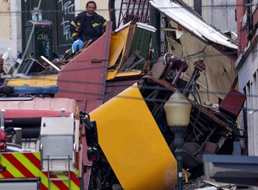 Lisbona, si schianta storica funicolare: 17 morti