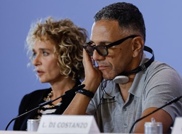 Venezia ricorda Armani, tensioni alla Biennale e grande cinema in concorso