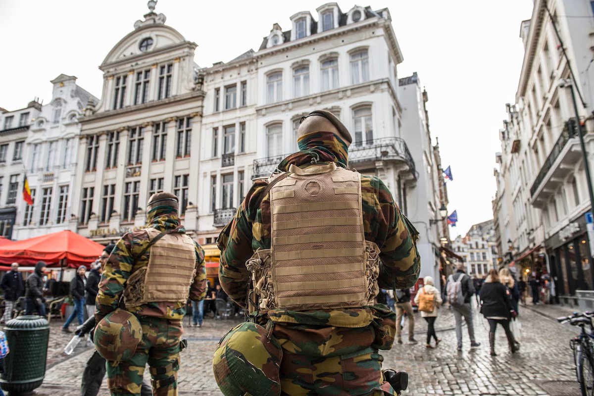 Bruxelles, soldati nelle strade. La procura: “Nessuno è al sicuro”