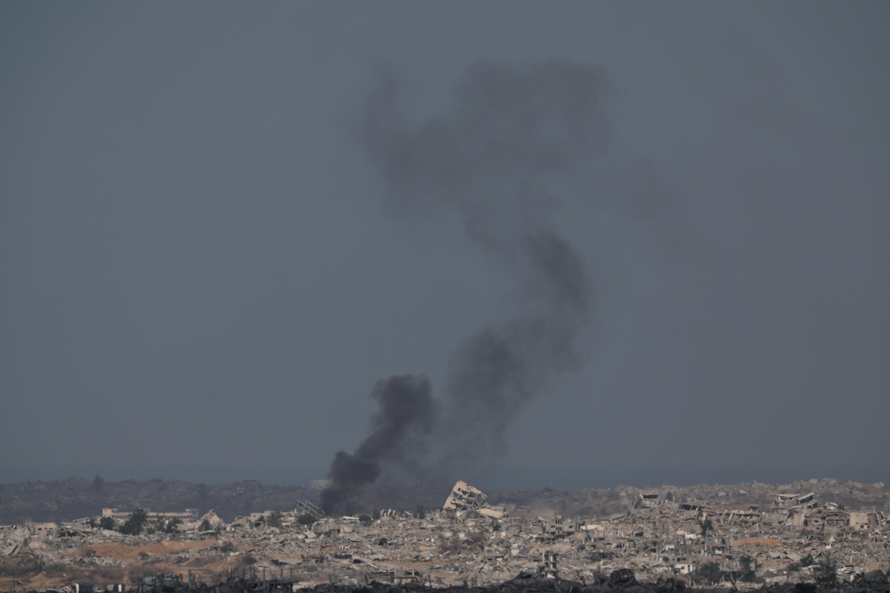 Raid, poi le fiamme: Hamas sotto attacco