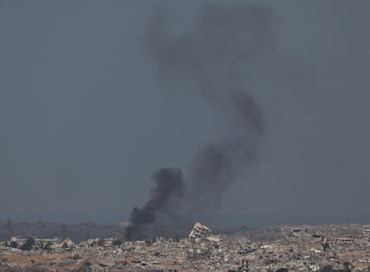 Raid, poi le fiamme: Hamas sotto attacco