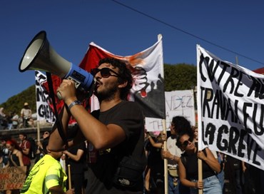 Francia, proteste in piazza contro la Finanziaria