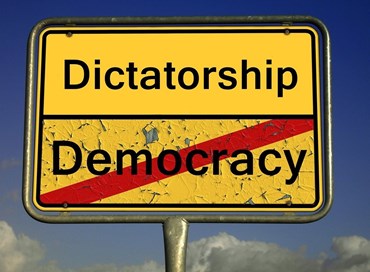 La manipolazione dell’autoritarismo in fascismo e comunismo