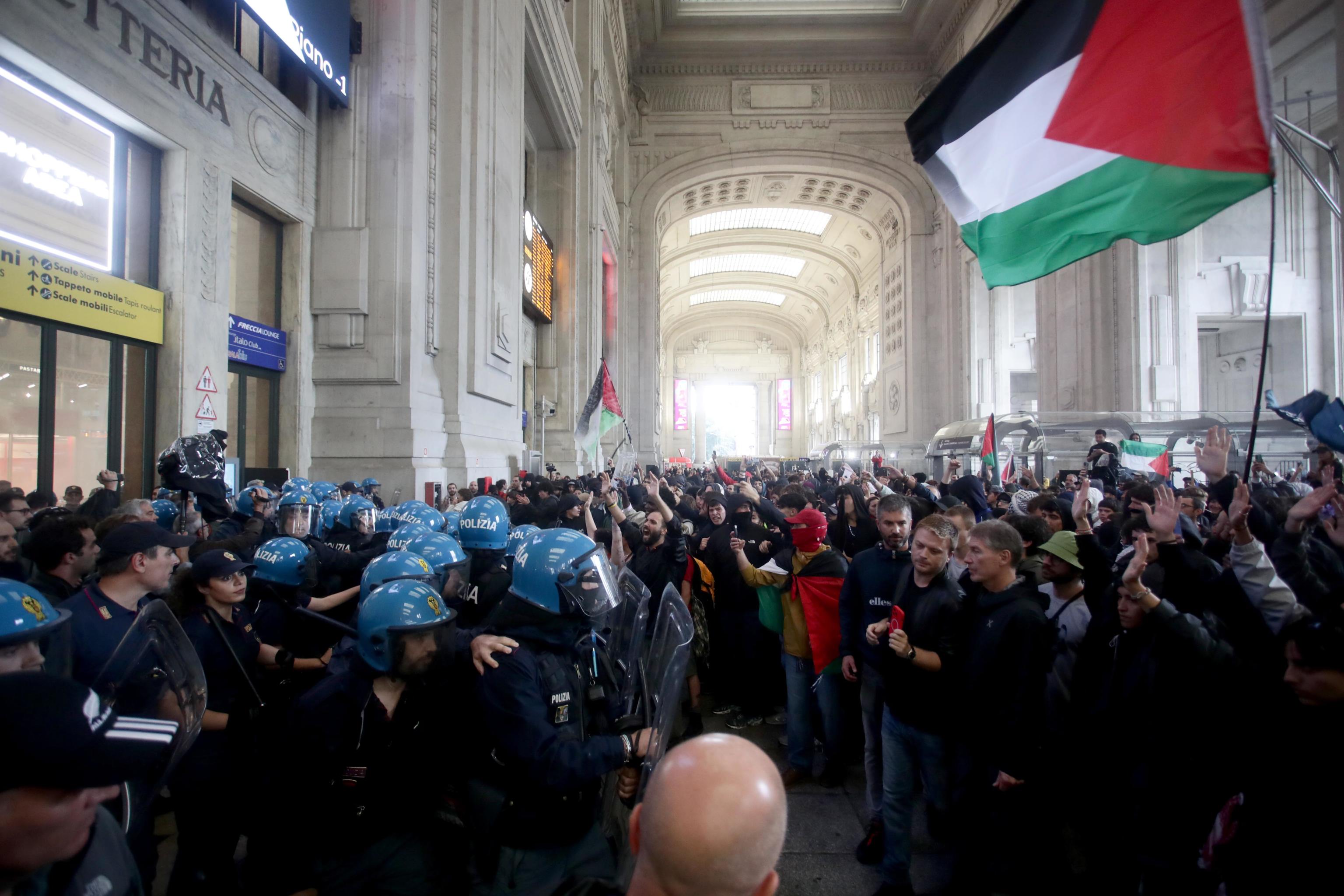 Corteo per Gaza, scontri a Milano: la Questura indaga