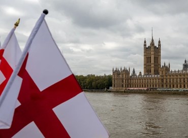 La bandiera inglese di San Giorgio: forgiata in secoli di guerra contro l’Islam