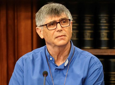 Un proiettile sull’altare: il coraggio di Padre Patriciello