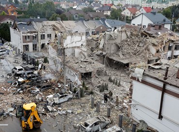Nuovo attacco sull’Ucraina: droni distruggono una palazzina