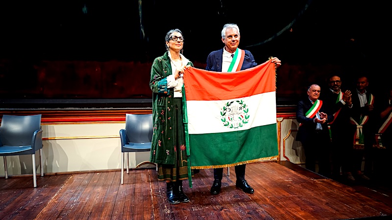 Sindaco premia Albanese e viene “sgridato” dalla relatrice