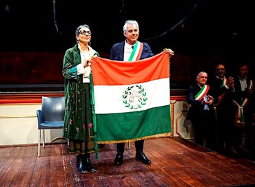 Sindaco premia Albanese e viene “sgridato” dalla relatrice