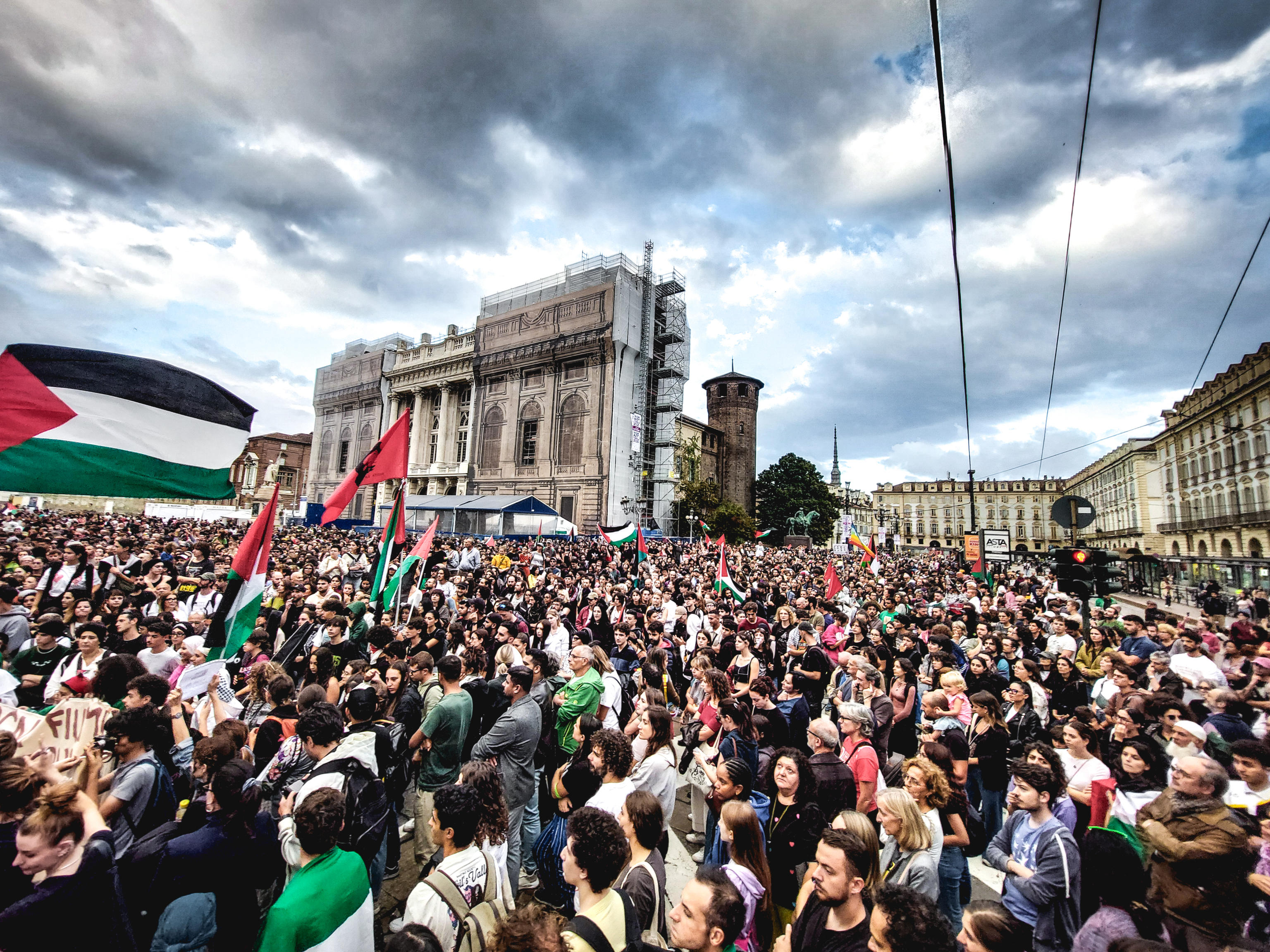 È venerdì, “blocchiamo tutto”
