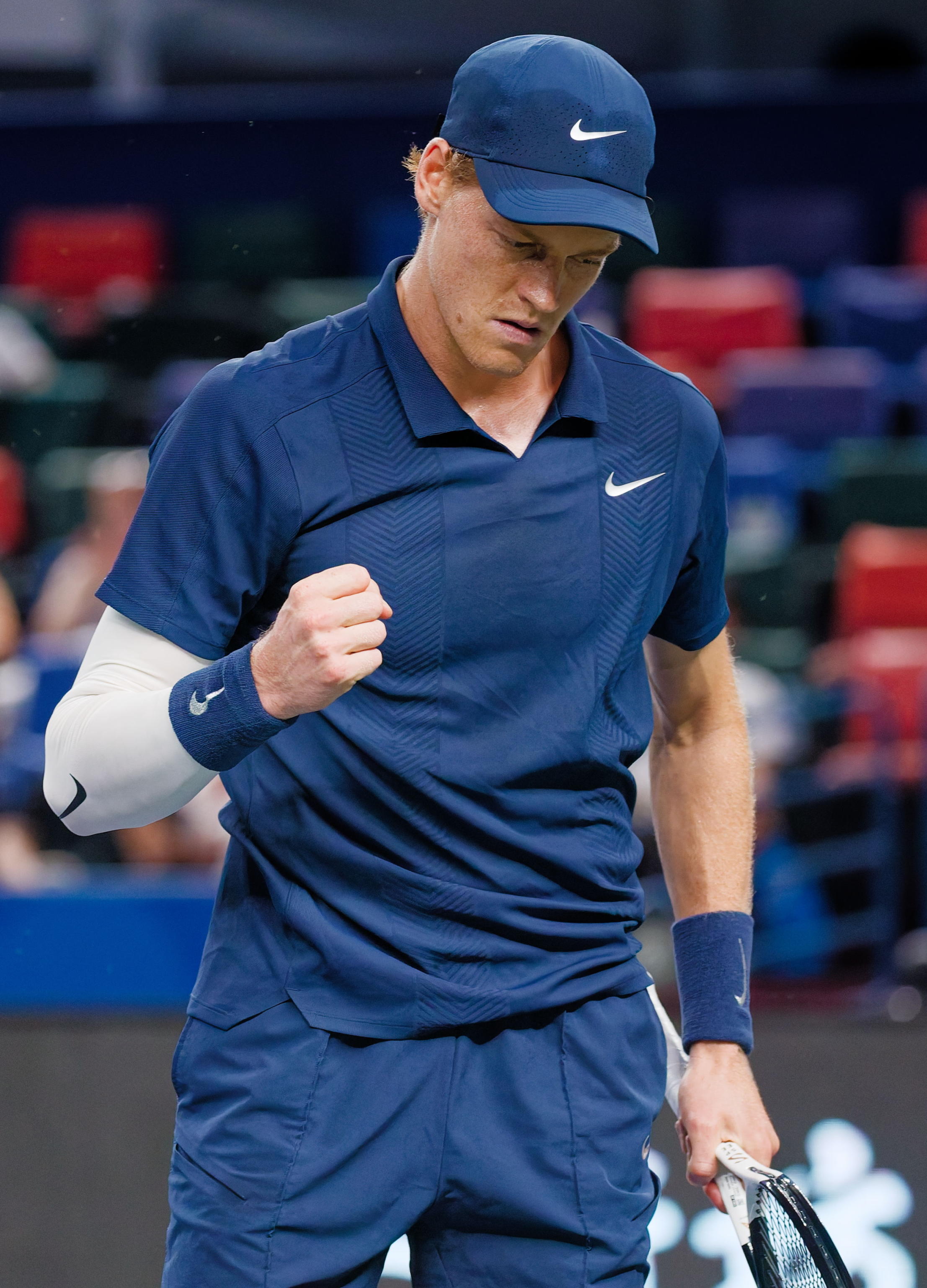 Sinner batte Tsitsipas: esordio vincente al “6 Kings Slam”