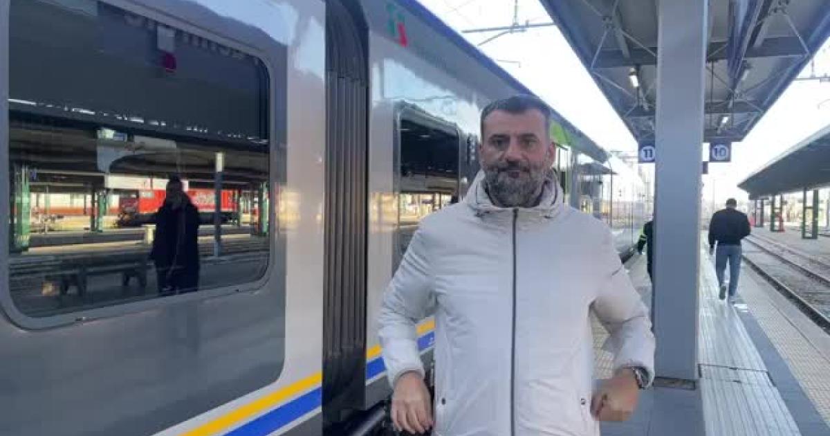 Decaro sul treno: lo spot che si trasforma in un boomerang