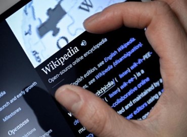 Wikipedia, con l’Intelligenza artificiale traffico giù dell’8 per cento