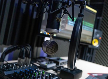 Le radio con speaker e dj, gli orrori linguistici e grammaticali