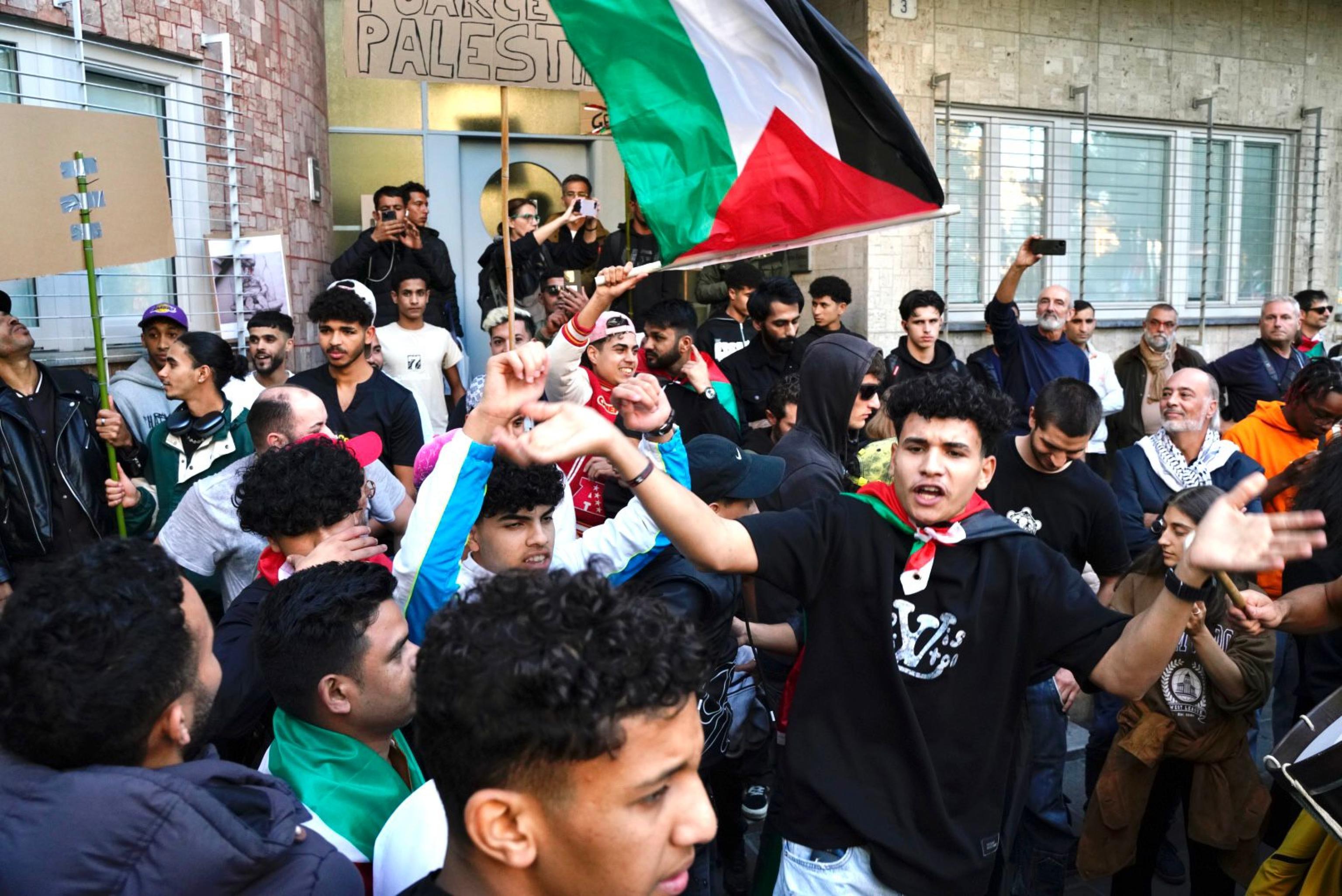 I Pro Pal americani prendevano soldi per protestare e perseguitare ebrei. E in Italia?