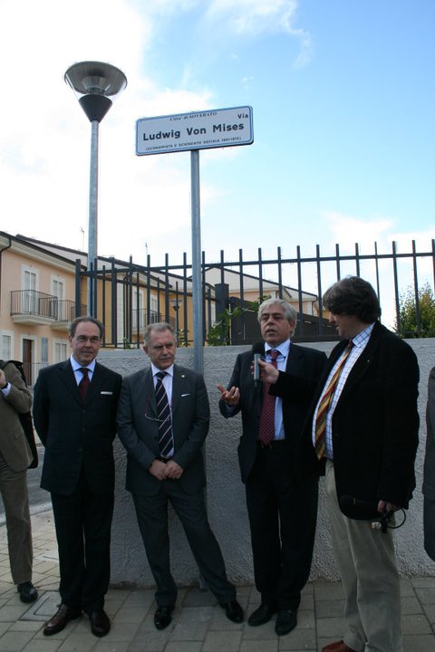 Via Mises: una strada che continua a indicare la direzione