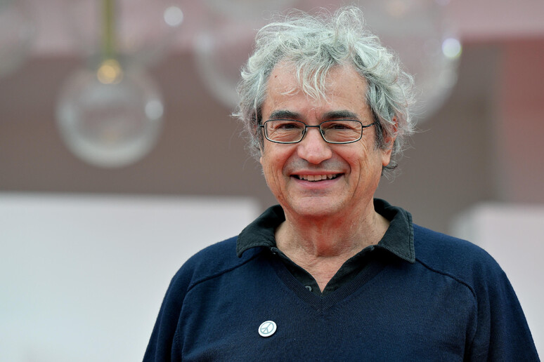 Cosa la fisica può insegnare allo scienziato sociale