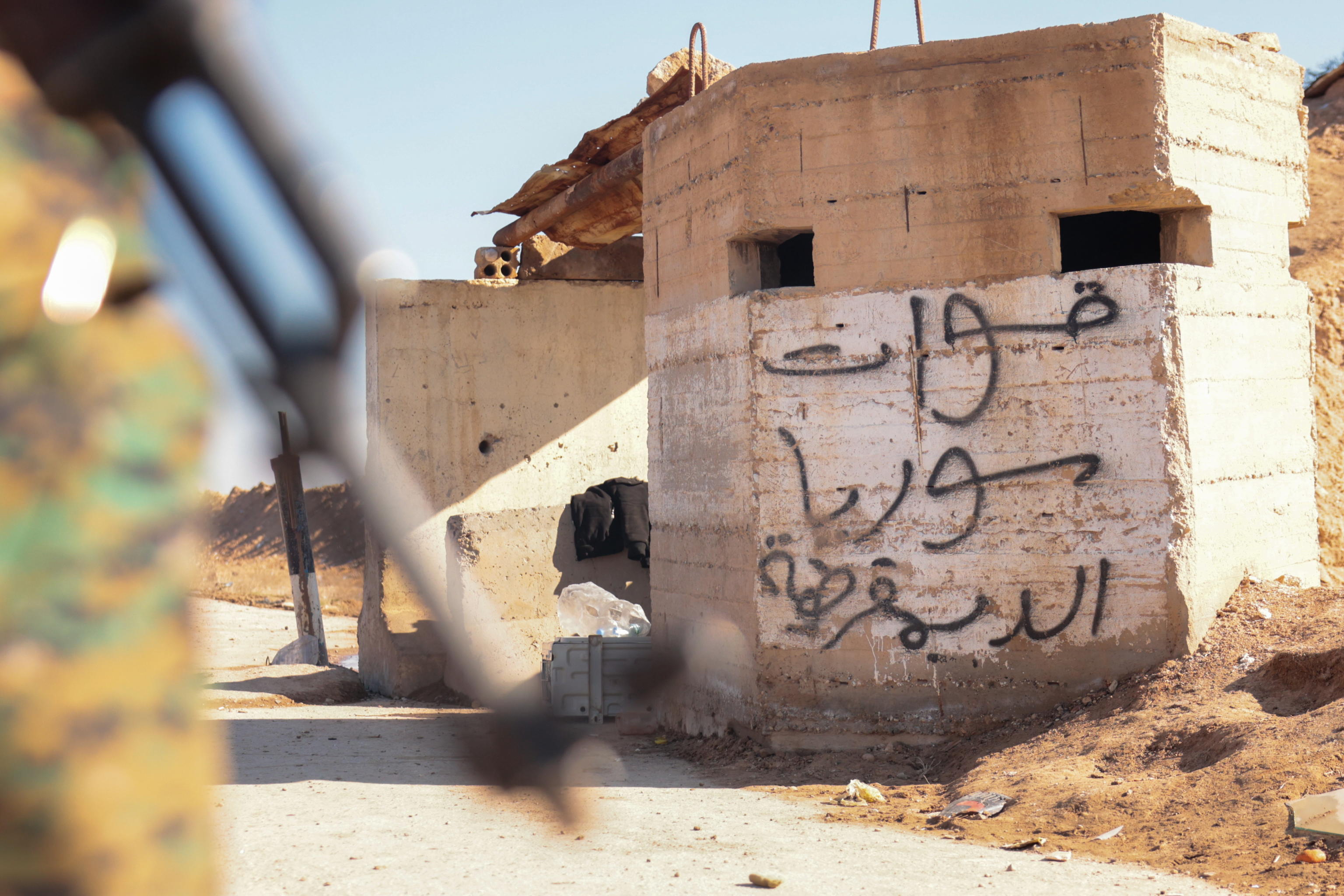 Esercito siriano contro i curdi, spuntano bandiere dell’Isis