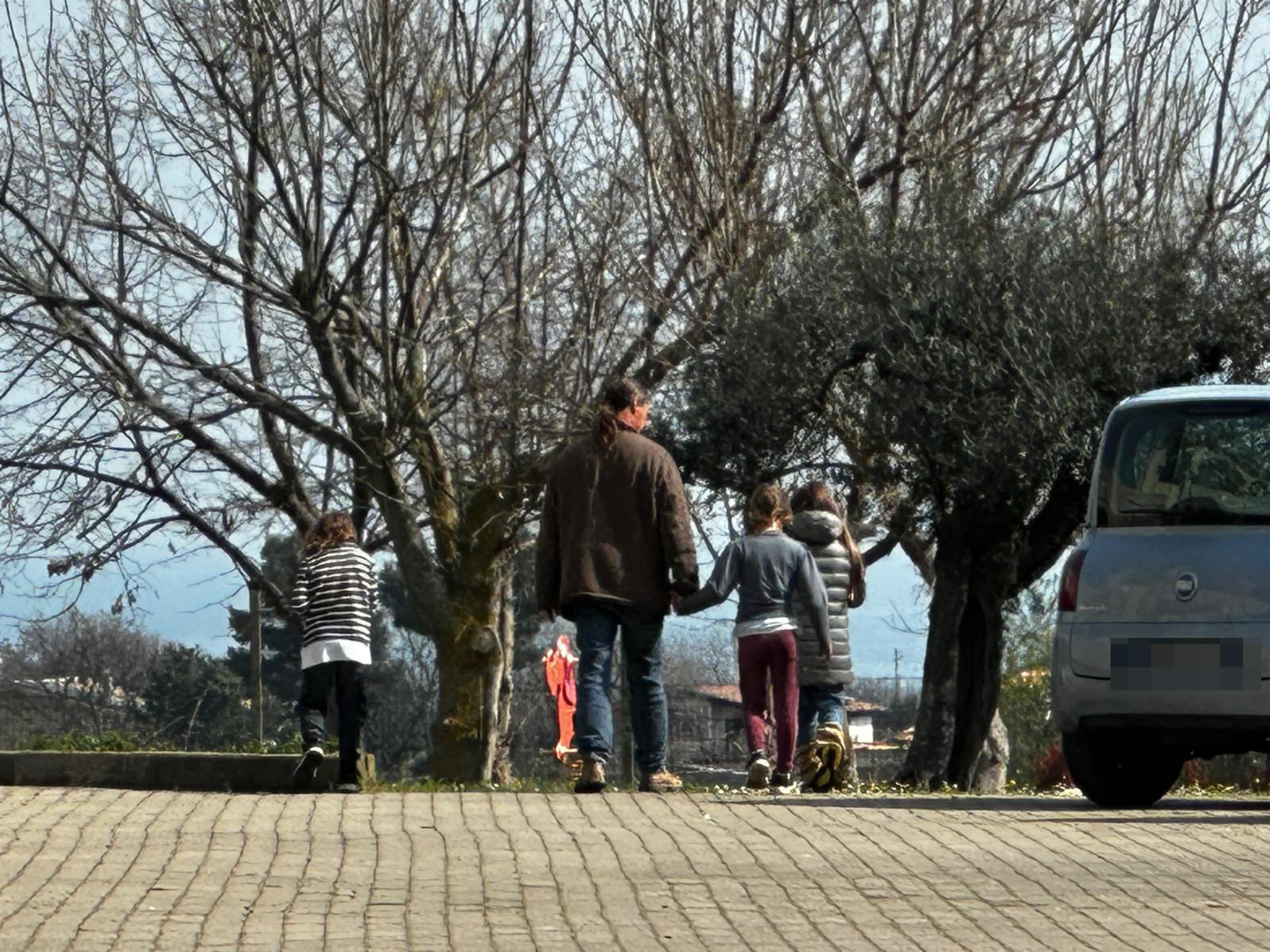 Famiglia nel bosco: buttare i bambini con l’acqua sporca (Video)