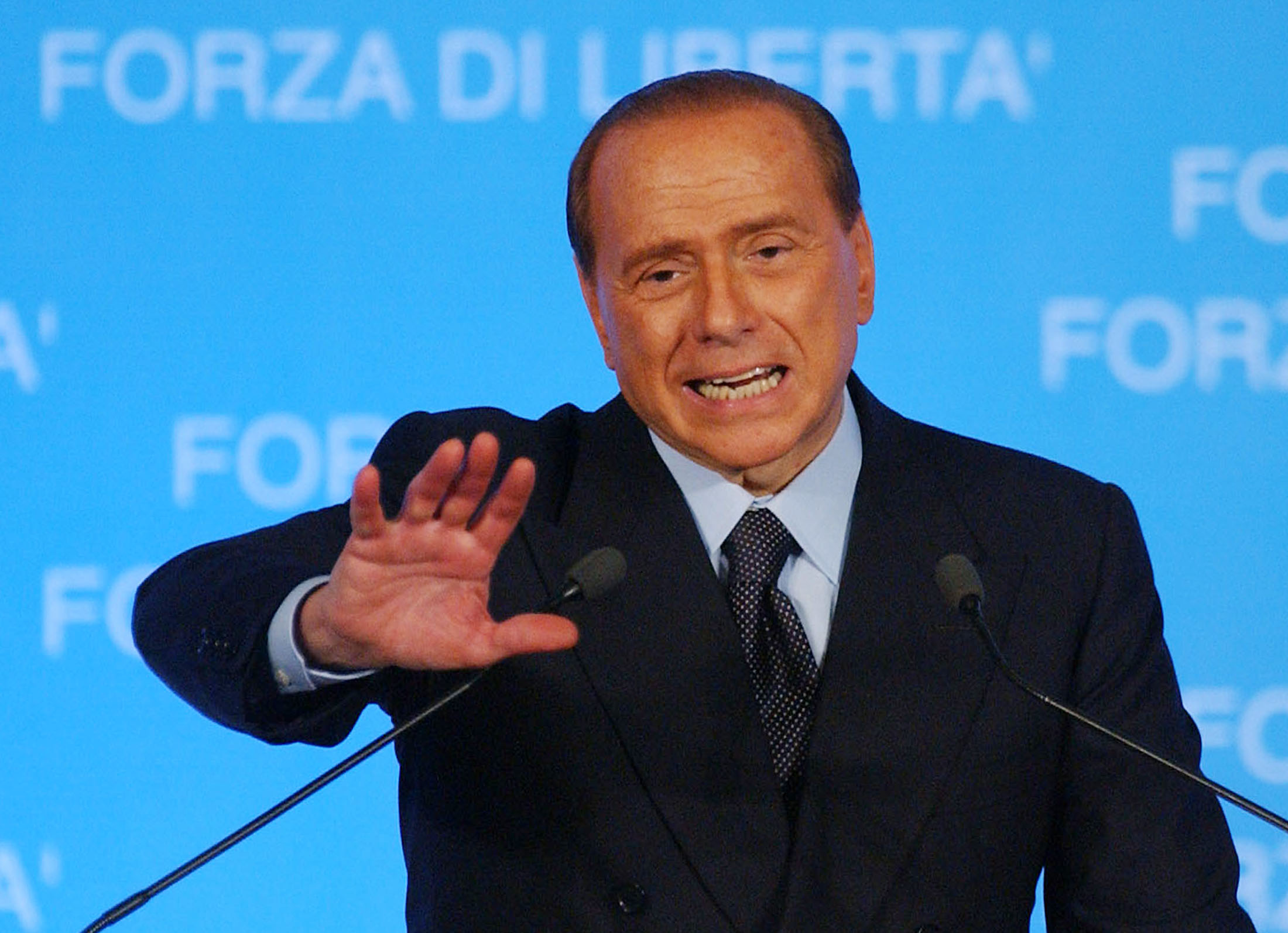 Berlusconi si rivolta nella tomba