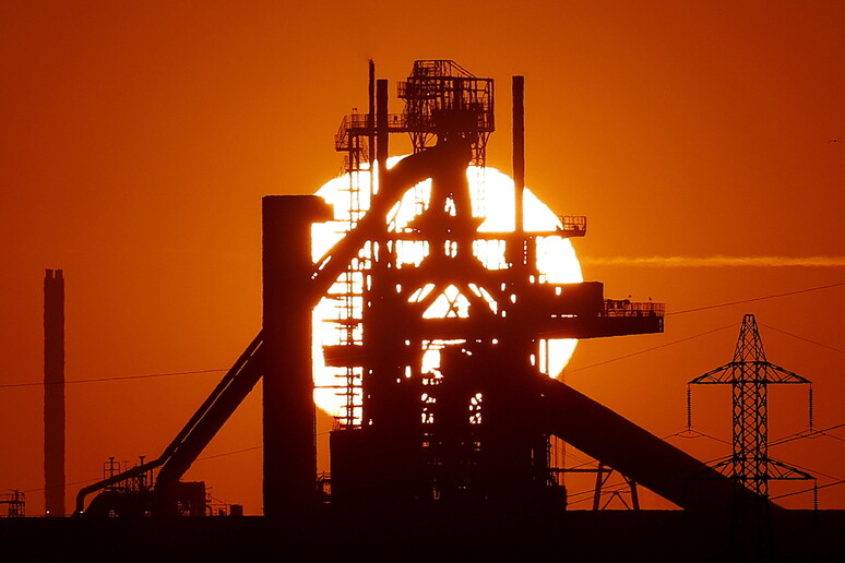 Manca benzina nel carro funebre dell’Ue