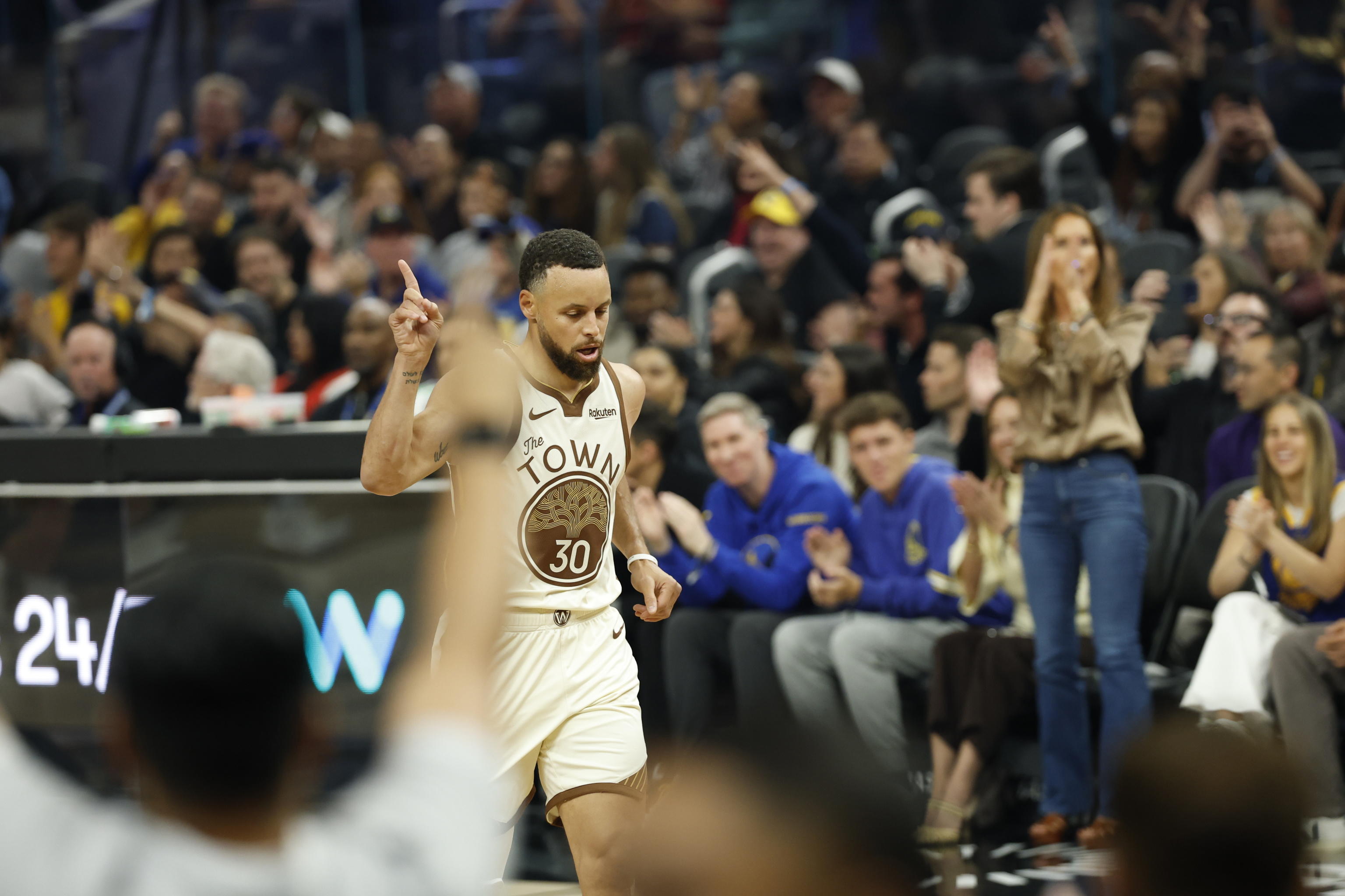 Play-in Nba: un super Curry tiene in vita i Warriors