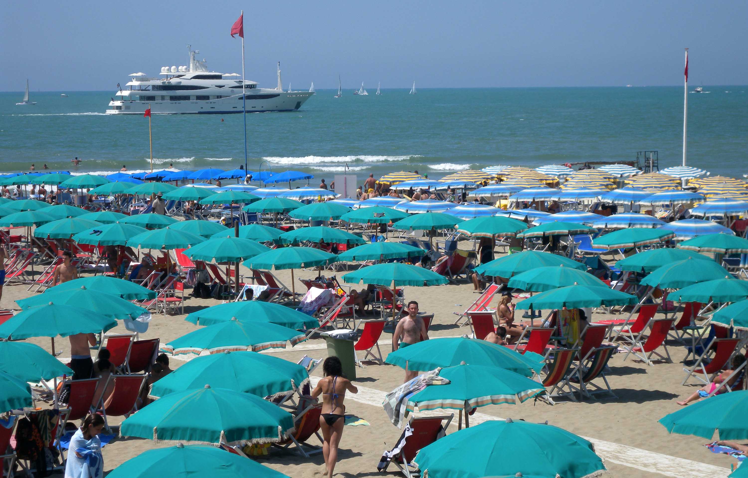 Turismo, l’Estate 2026 sarà più cara: voli a +20 per cento