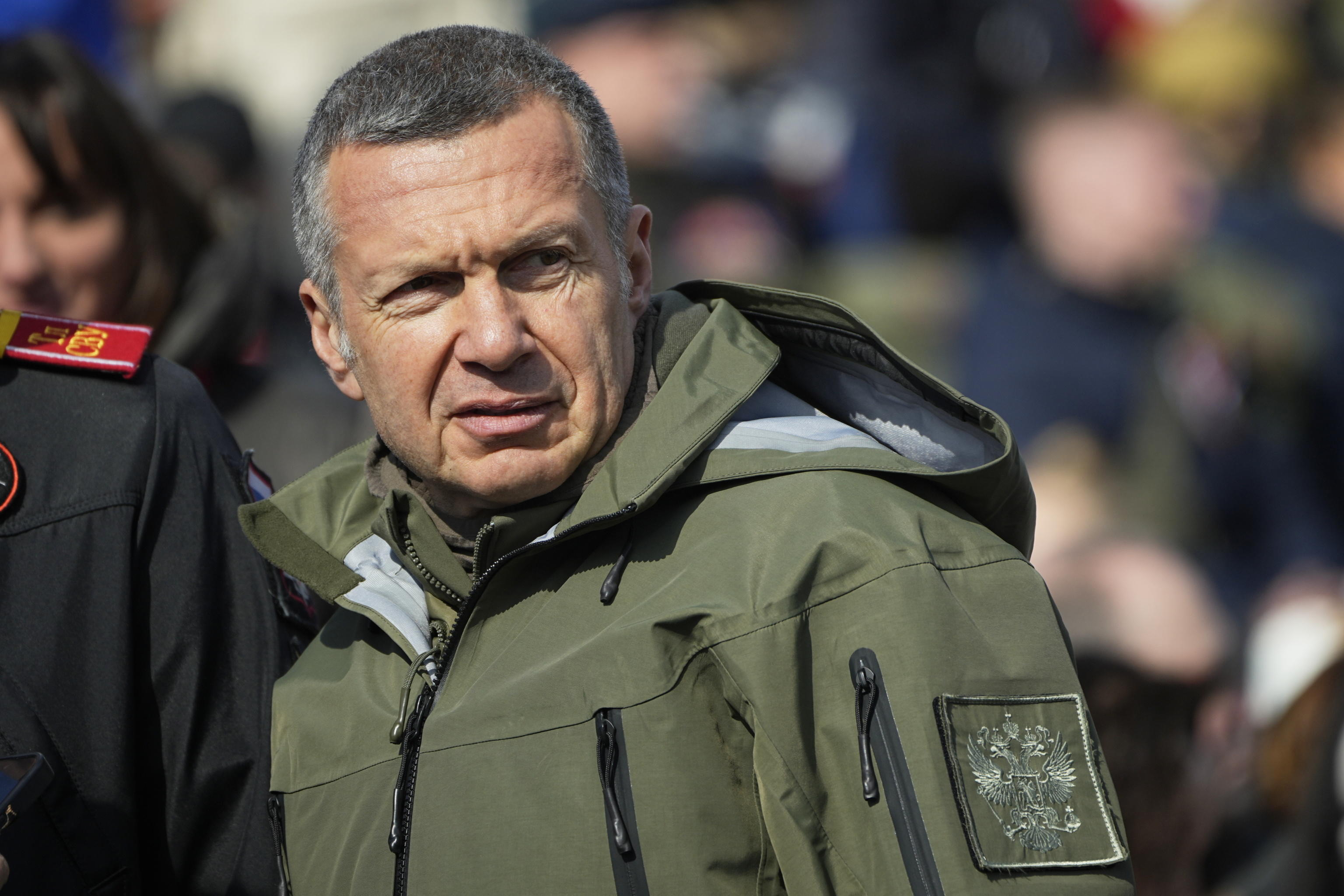 Mosca insulta Meloni: fine corsa per gli equilibristi