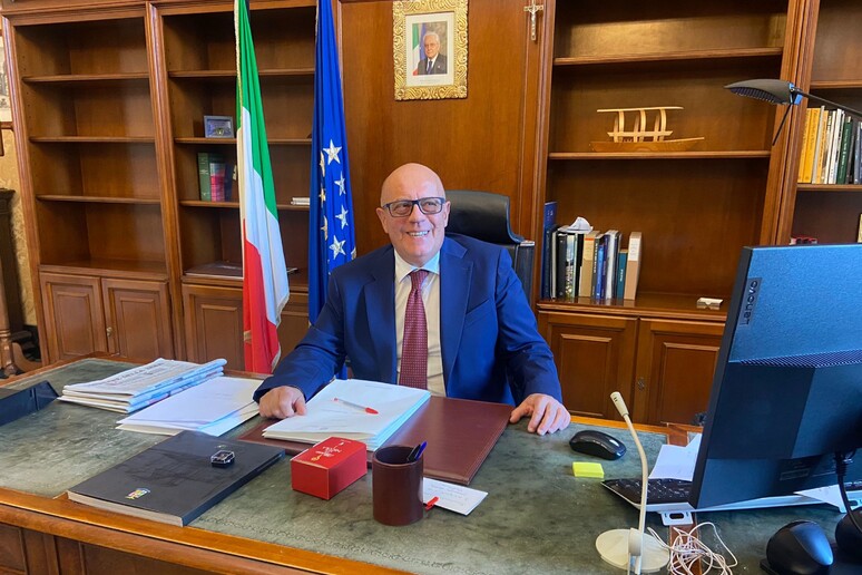 Bari, il risveglio amaro tra l’impegno del Prefetto e il folklore dei selfie