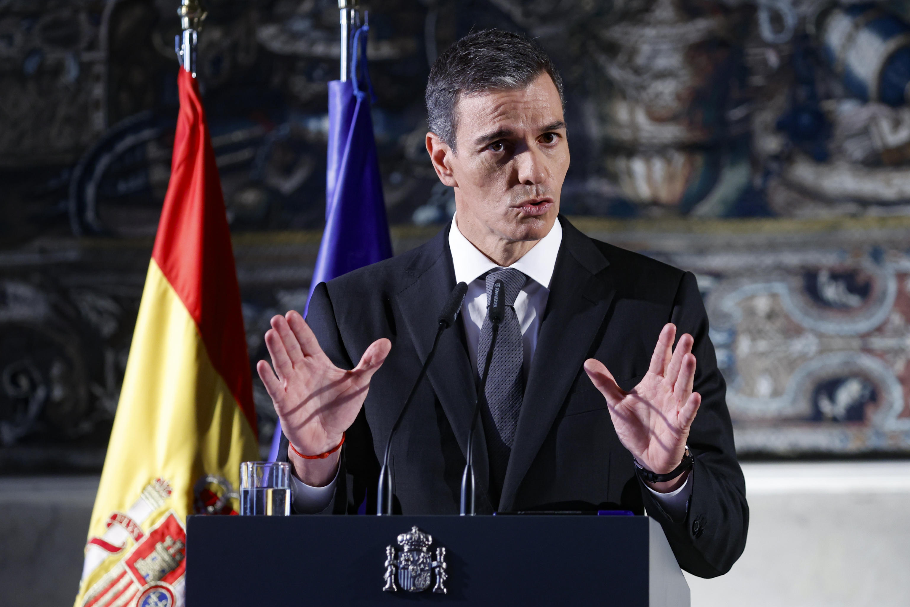 Sánchez vede Leone e la Guardia Civil ispeziona il Psoe