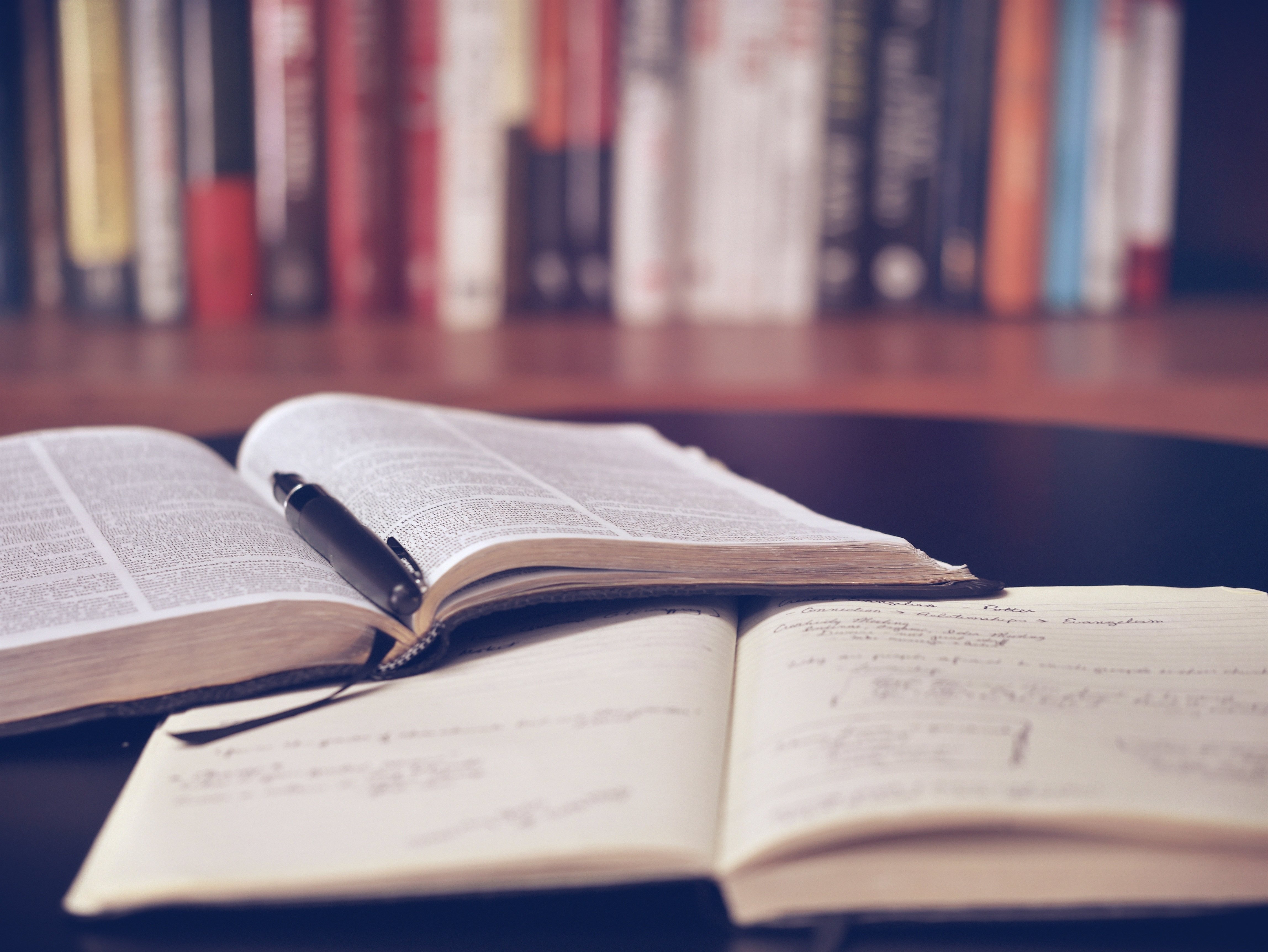Il libro come manifesto di autorevolezza: il valore della scrittura nel posizionamento contemporaneo