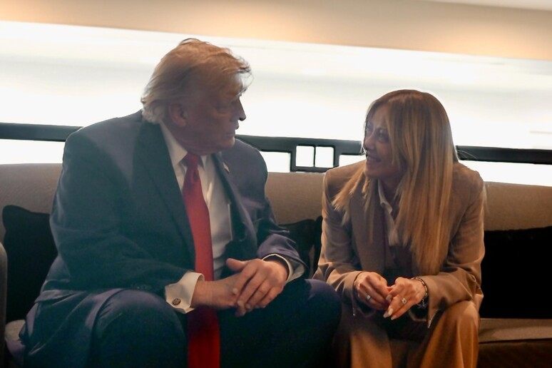 Fazzolari: “Trump sta rovinando rapporti con l’Europa e indebolendo gli Usa”