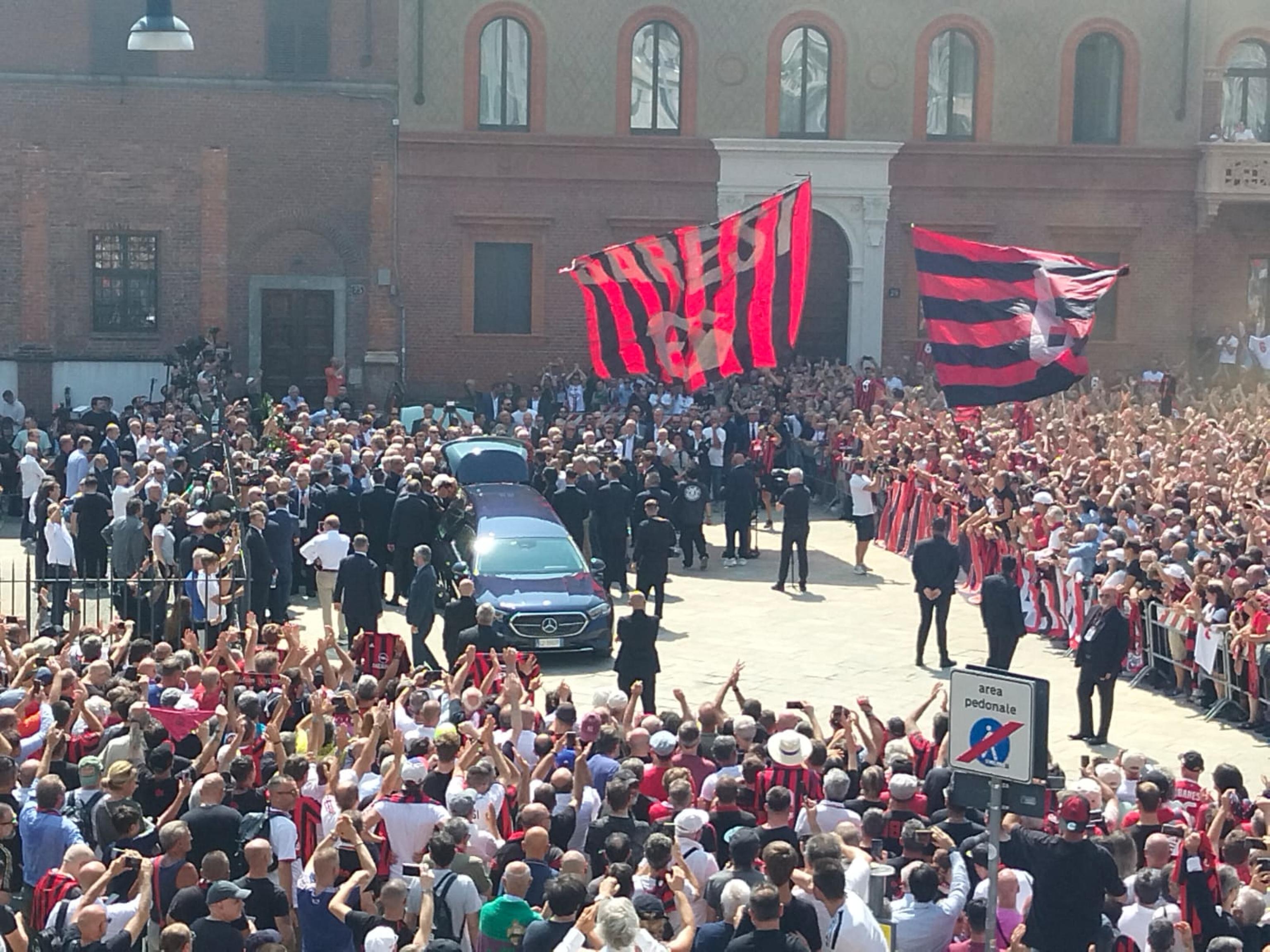Funerali di Baresi, l’ultimo saluto alla bandiera del Milan