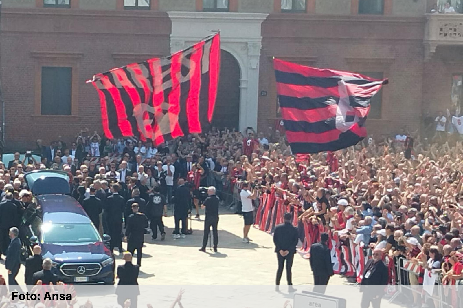 Funerali di Baresi, l’ultimo saluto alla bandiera del Milan