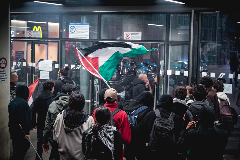 I proPal trasformano il Municipio di Montréal in un tribunale di piazza