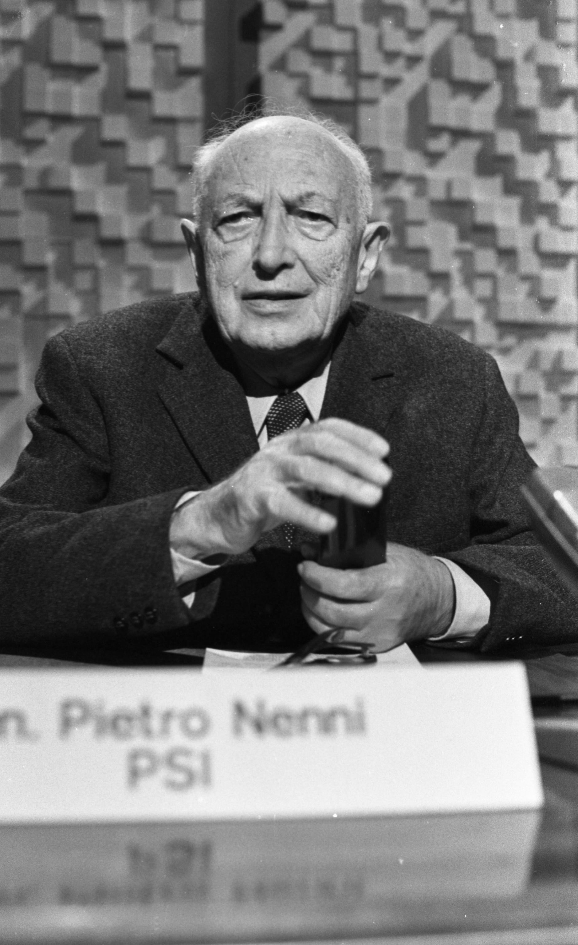 Oltre il manicheismo: la via socialista alla democrazia