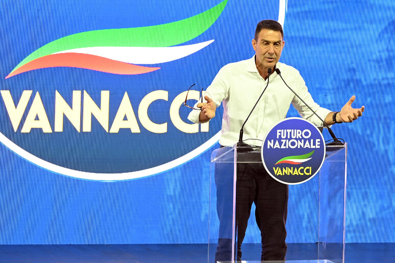 Vannacci arruola la scuola ma gli italiani preferiscono la ricreazione