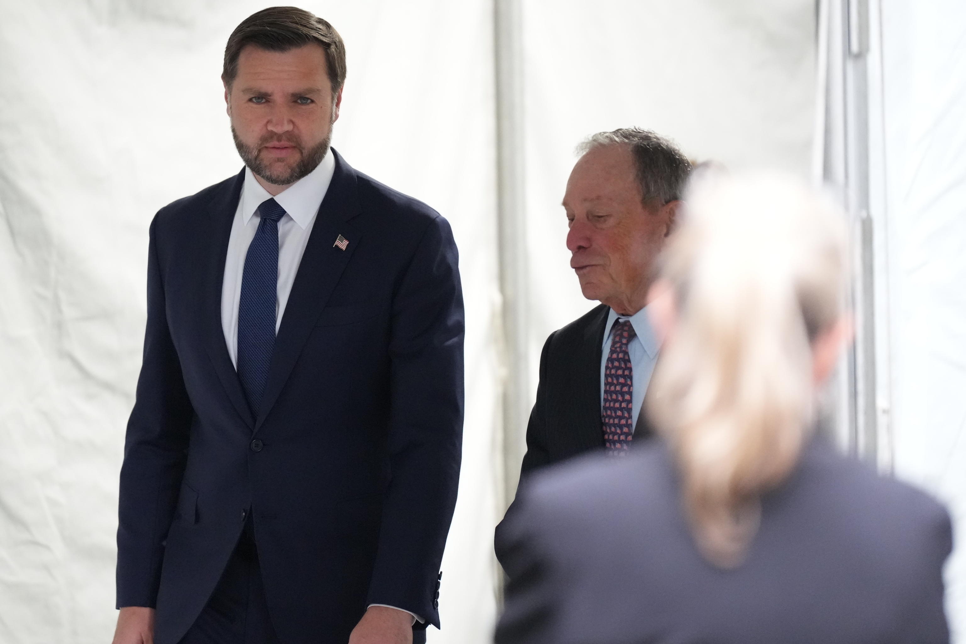 Vance “vede” le presidenziali e la Camera vota contro la guerra in Iran