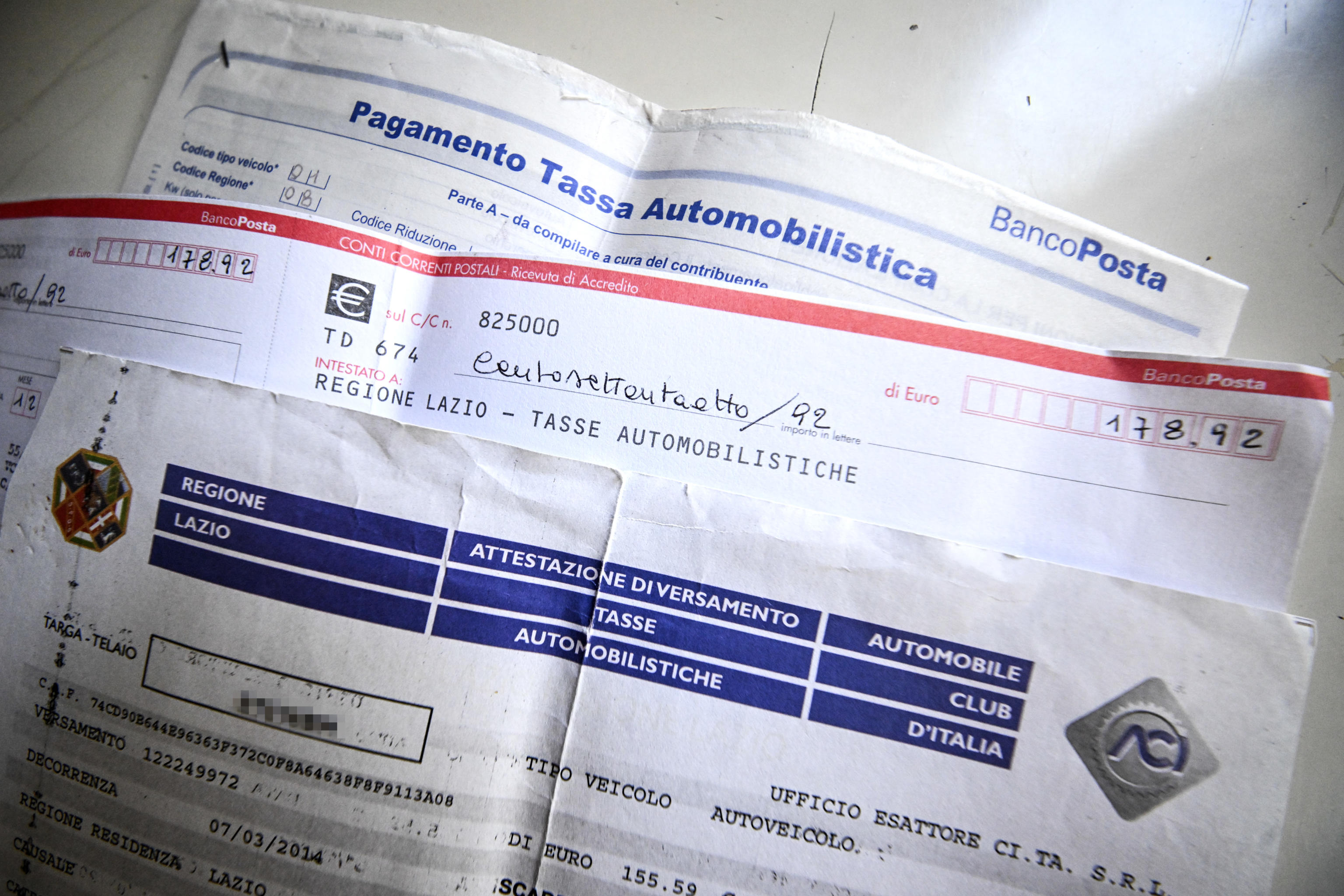 Polli isterici per i bolli auto aboliti