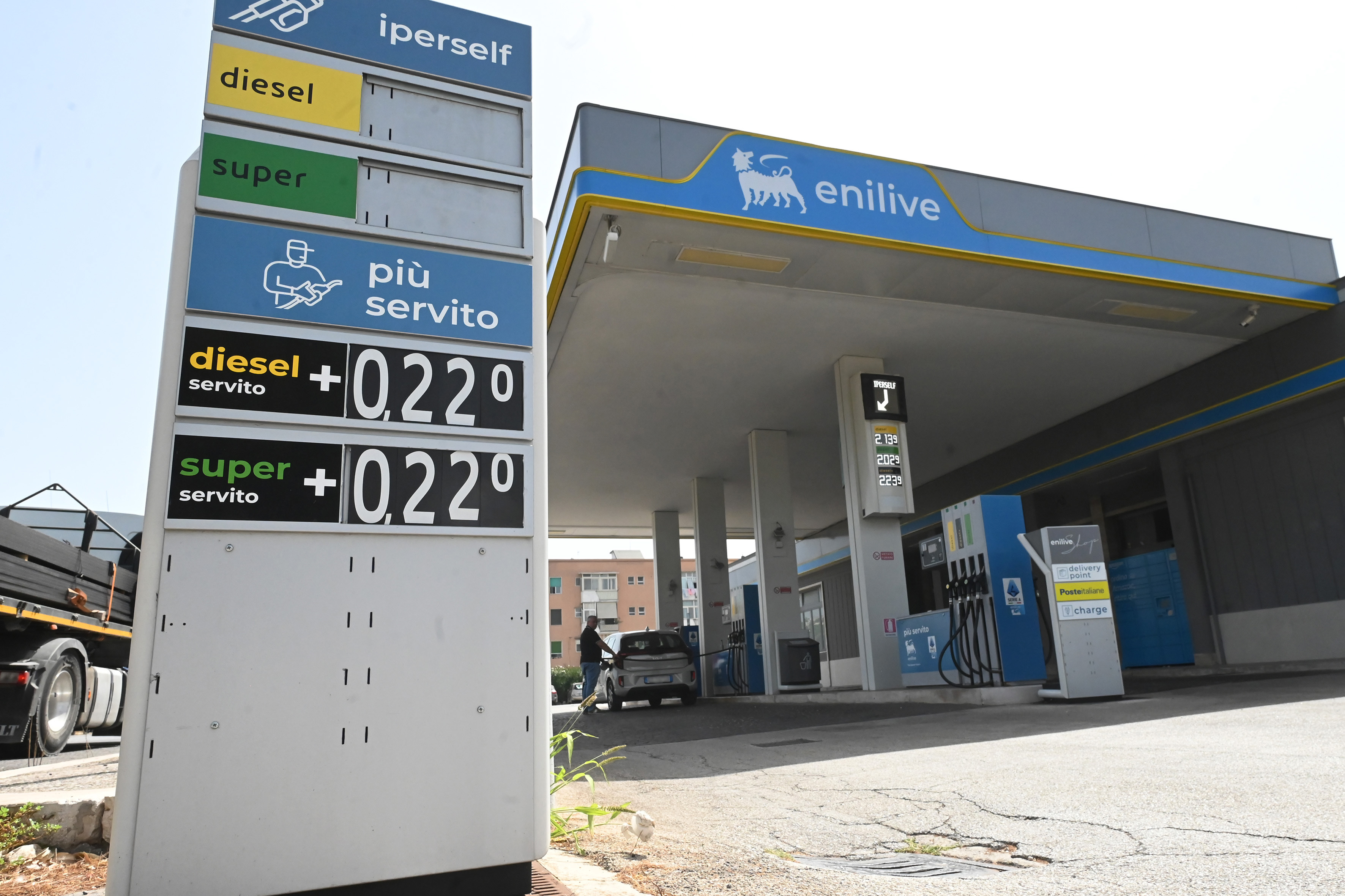 Caro-carburanti: ecco il “price cap” di Eni e Ip